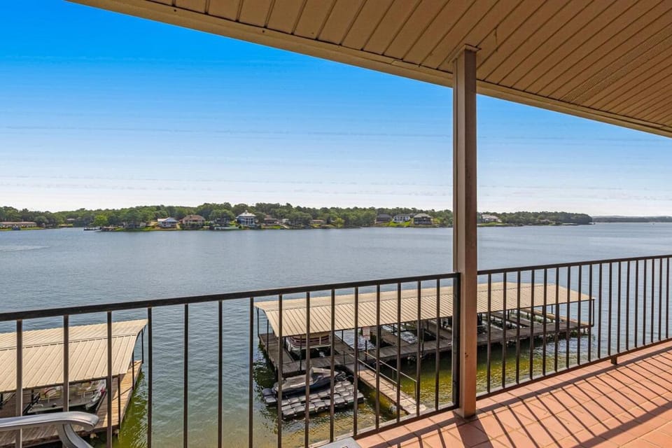 Living room, Lake view