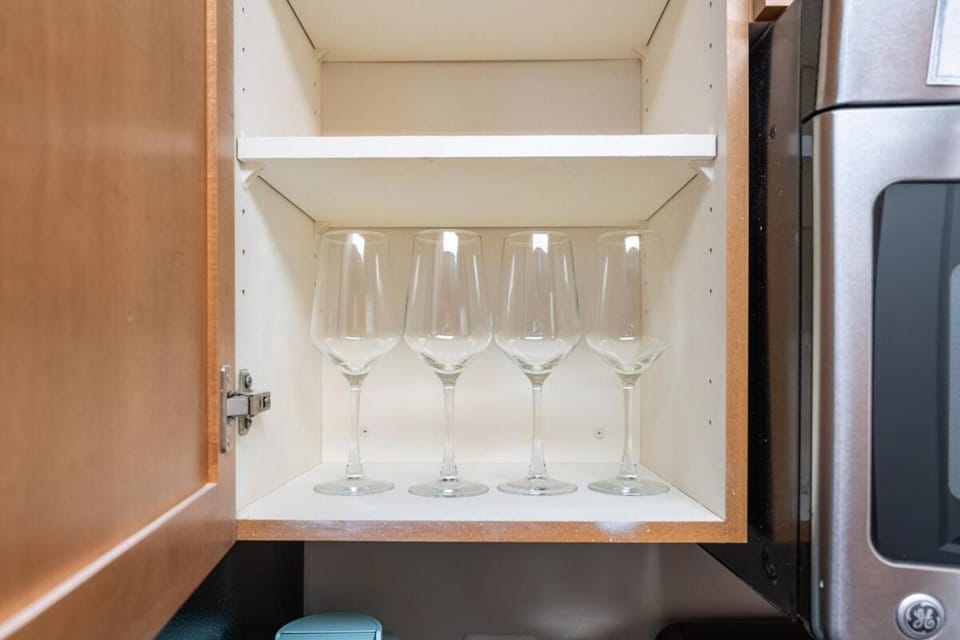 Luxury Stay-Free Parking-Amazon HQ-Nearby DC-Wifi-Pool-Gym Apartment in Crystal City