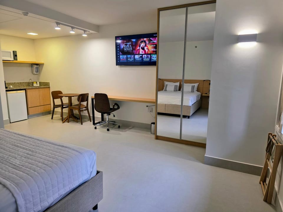 TV and multimedia, Kitchen or kitchenette, Photo of the whole room, Dining area, Bedroom