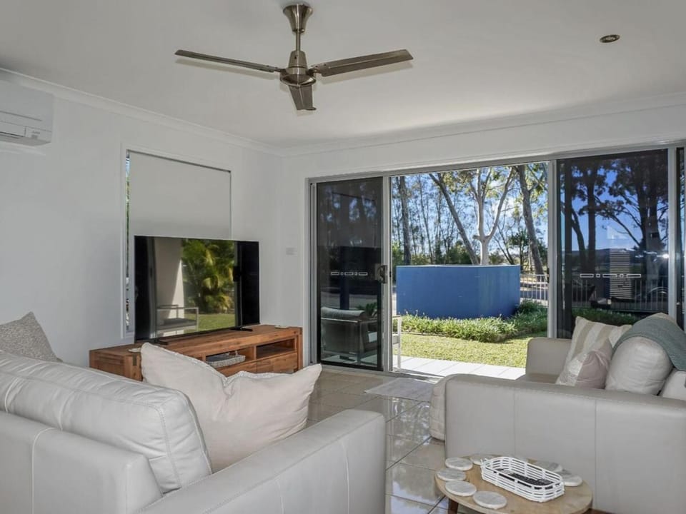 Welcome to Bay Views on Esplanade Apartment in Tin Can Bay
