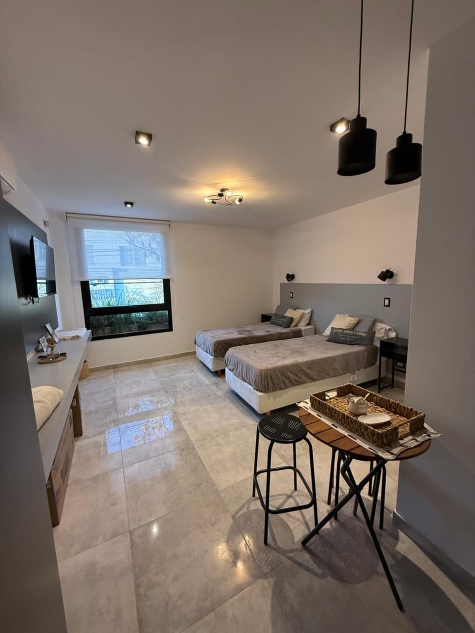 Bed, TV and multimedia, Photo of the whole room, Bedroom