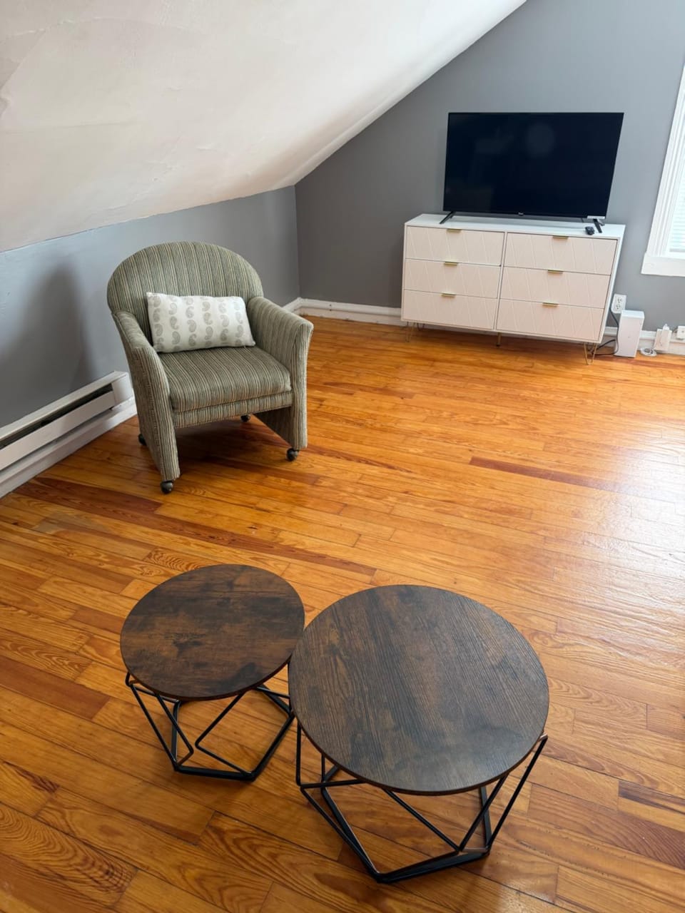 TV and multimedia, Living room, Seating area, Evening entertainment