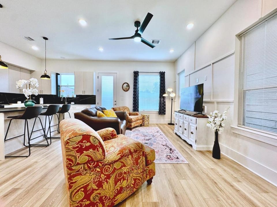 Centrally located cozy getaway House in Harris County