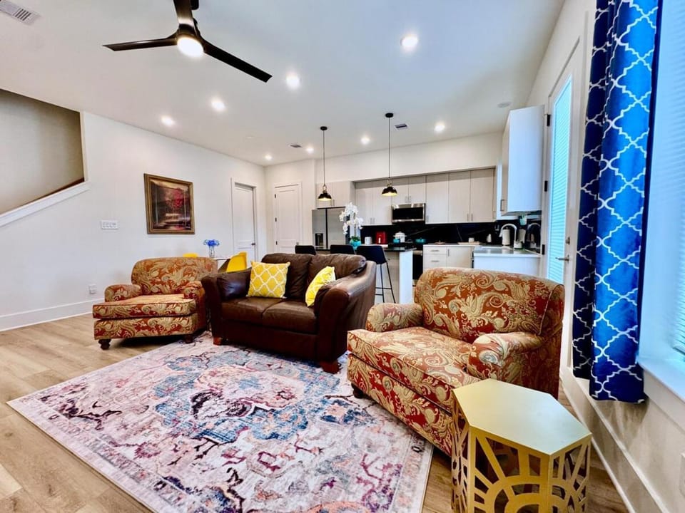 Centrally located cozy getaway House in Harris County