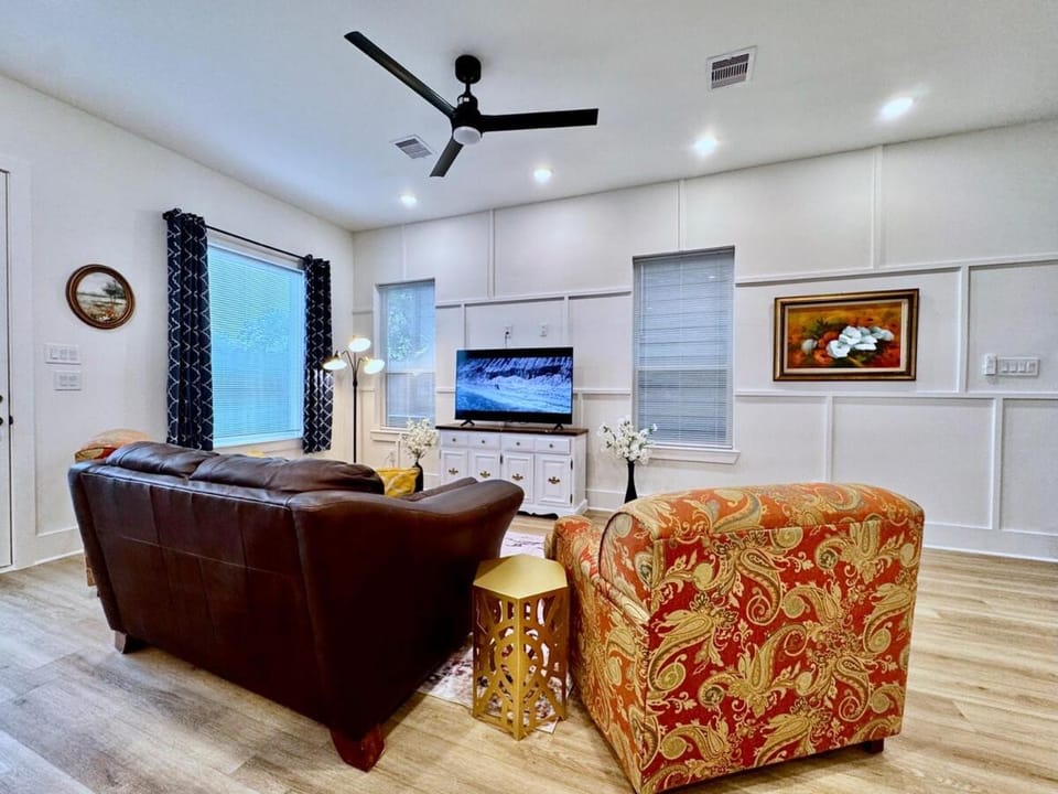 Centrally located cozy getaway House in Harris County