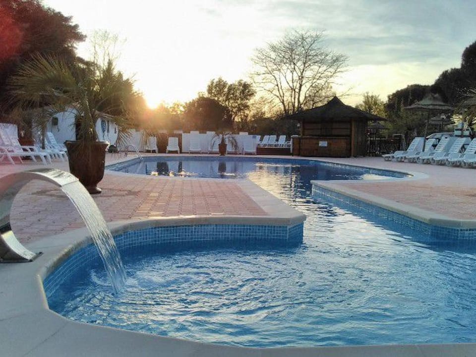 Mobil-home avec terrasse et salon de jardin - API-1-52-502 Campground/ 
RV Resort in Occitanie