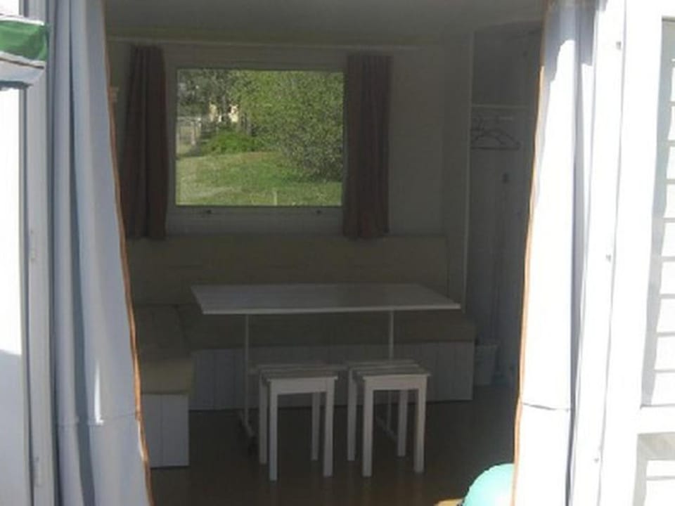 Mobil home confortable avec terrasse en Charente-Maritime - API-1-52-690 Campground/ 
RV Resort in Nouvelle-Aquitaine