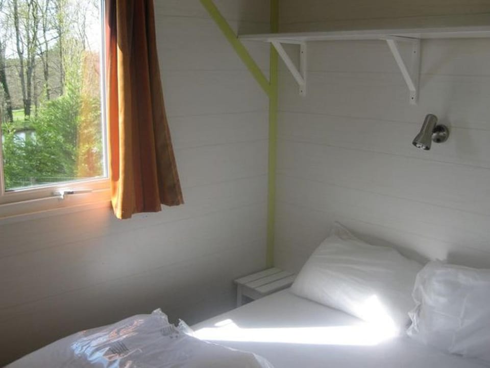Mobil home confortable avec terrasse en Charente-Maritime - API-1-52-690 Campground/ 
RV Resort in Nouvelle-Aquitaine
