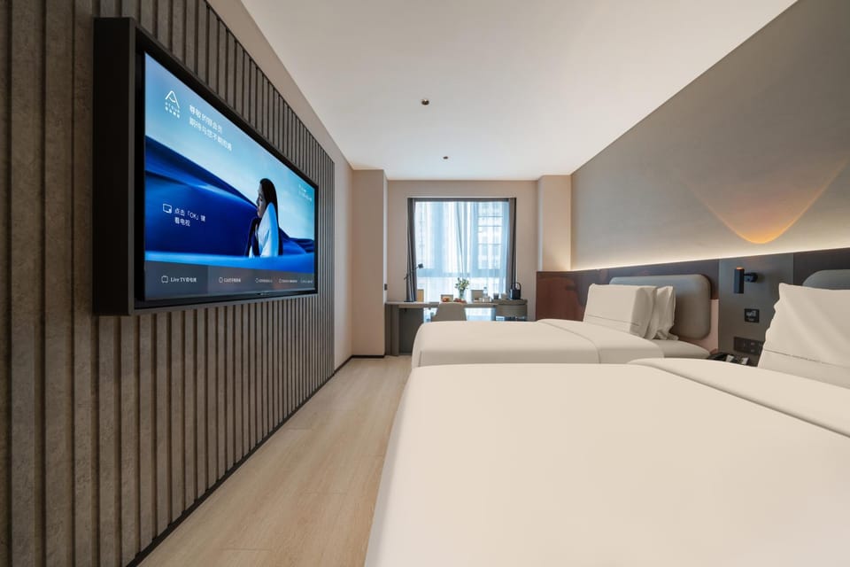 Bed, TV and multimedia, Photo of the whole room, Bedroom