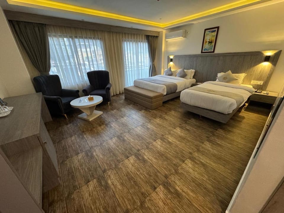 Bed, Photo of the whole room, Seating area