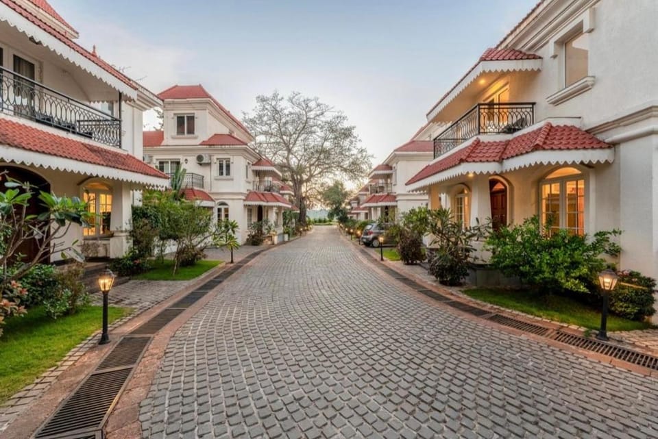 Property building, Garden, Garden view, Street view, Location