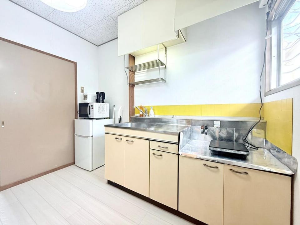 Kitchen or kitchenette, microwave, stove