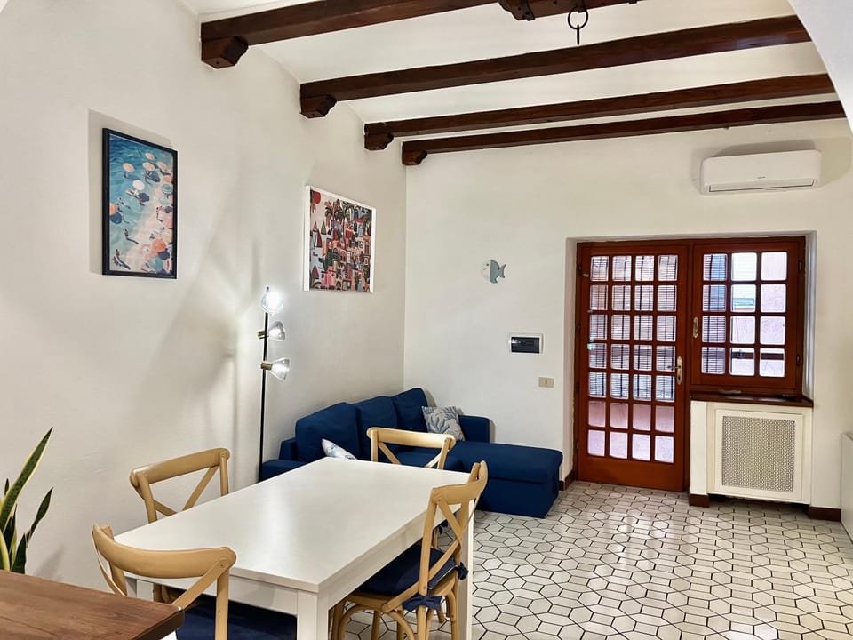 Living room, Seating area, Dining area, air conditioner
