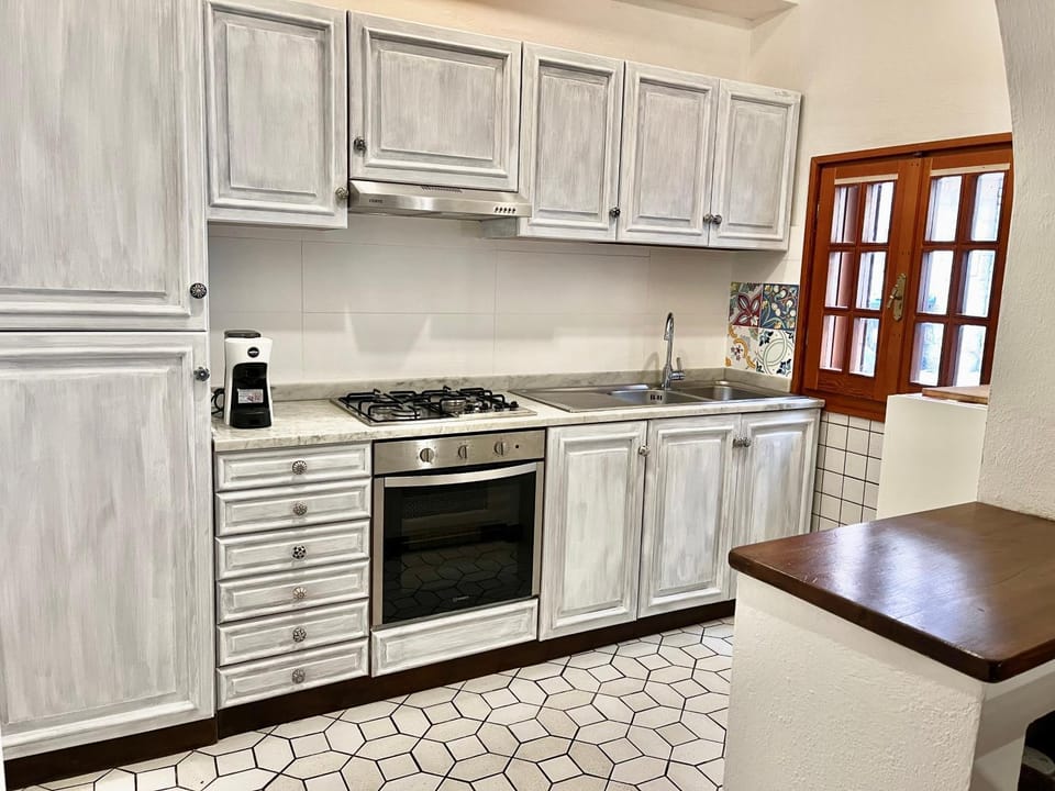 Kitchen or kitchenette, oven, pet friendly, stove