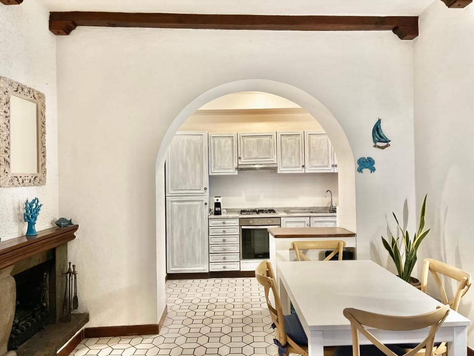 Kitchen or kitchenette, Dining area, oven, pet friendly, stove