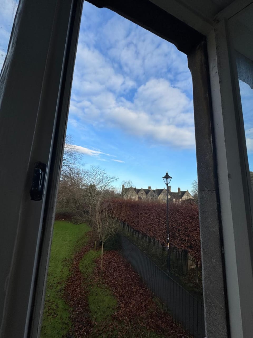 Cosy Cottage Overlooking Malmesbury Abbey Apartment in Cotswold District