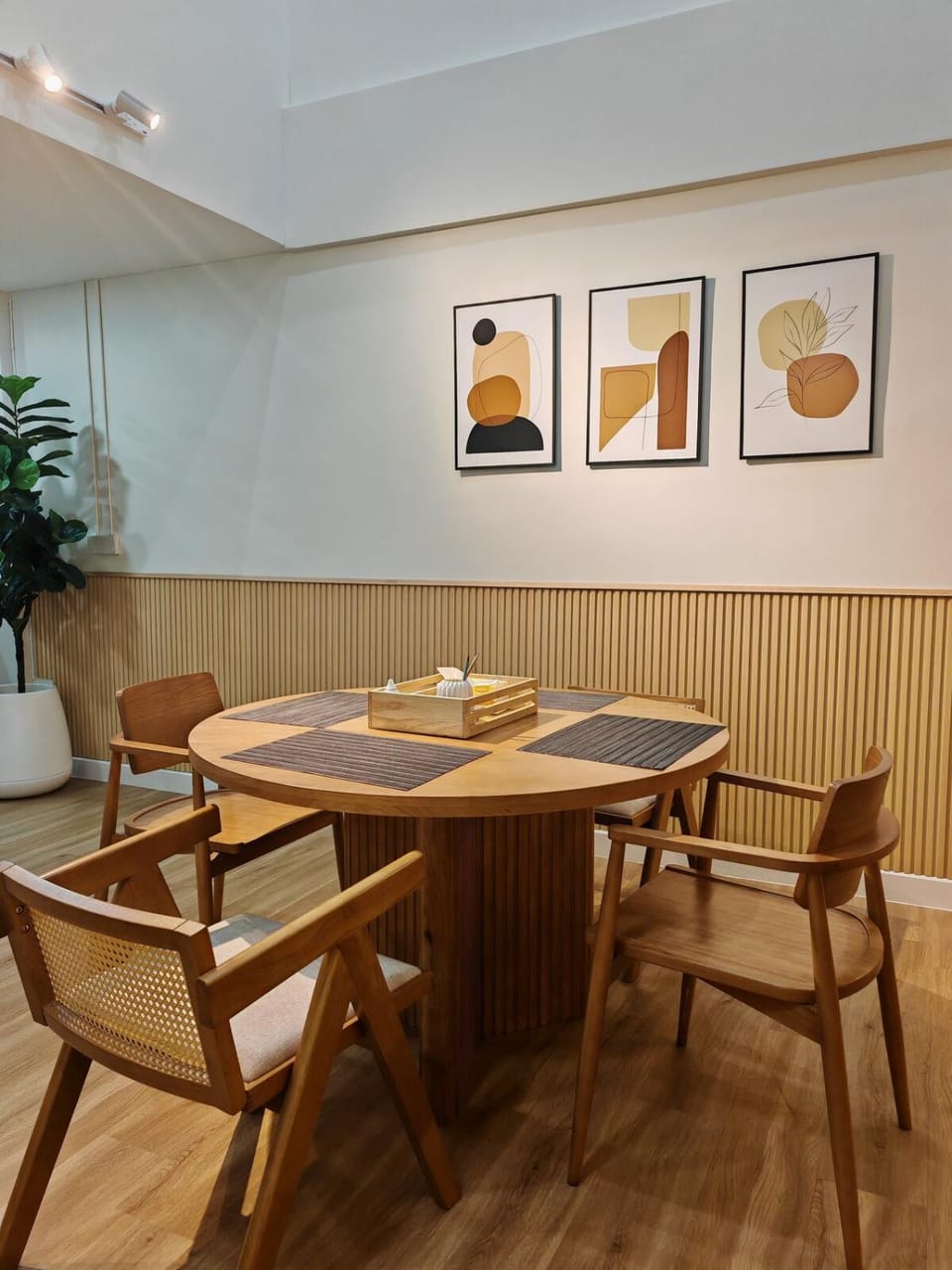 Seating area, Dining area