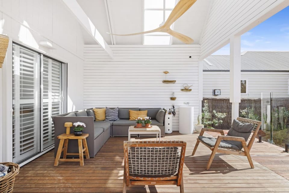 Settlers Cove Poolside Luxury Retreat House in Melbourne Road