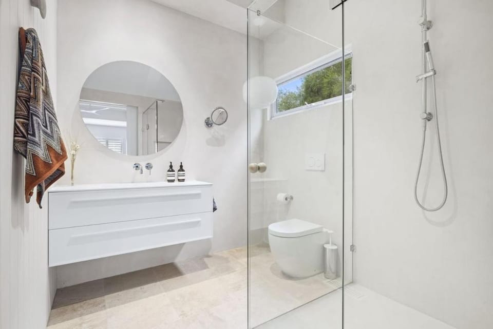 Settlers Cove Poolside Luxury Retreat House in Melbourne Road