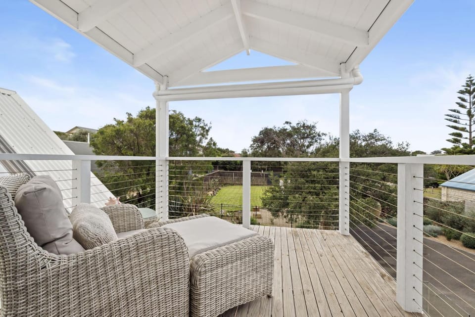 Settlers Cove Poolside Luxury Retreat House in Melbourne Road