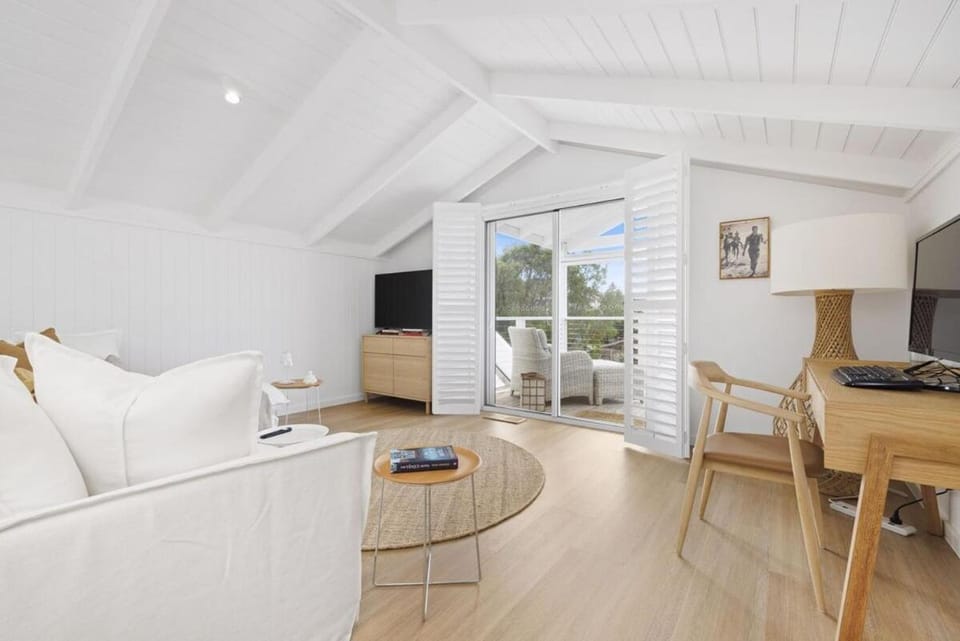 Settlers Cove Poolside Luxury Retreat House in Melbourne Road