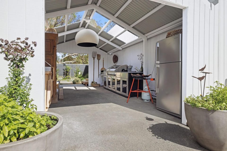 Settlers Cove Poolside Luxury Retreat House in Melbourne Road