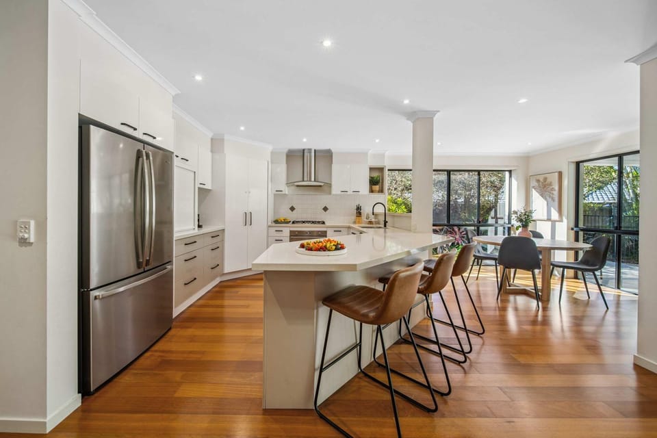 Kitchen or kitchenette, Seating area, Dining area, oven