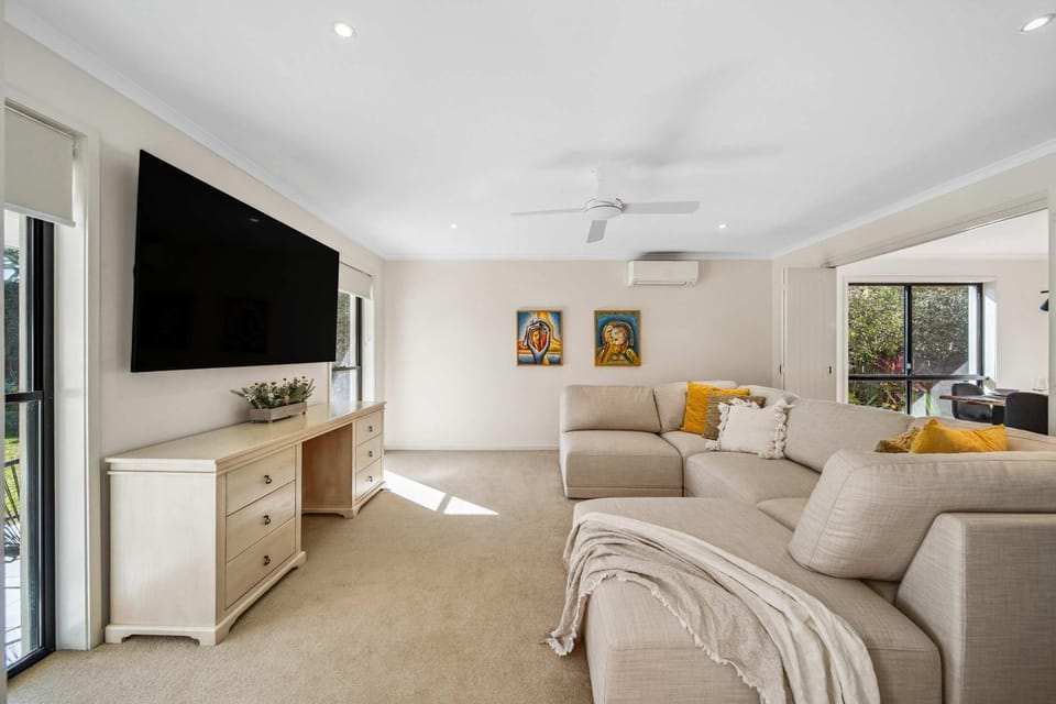 Communal lounge/ TV room, TV and multimedia, Living room, Seating area, Evening entertainment, air conditioner