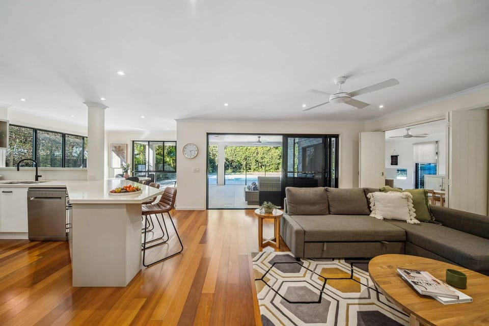 Kitchen or kitchenette, Living room, Seating area