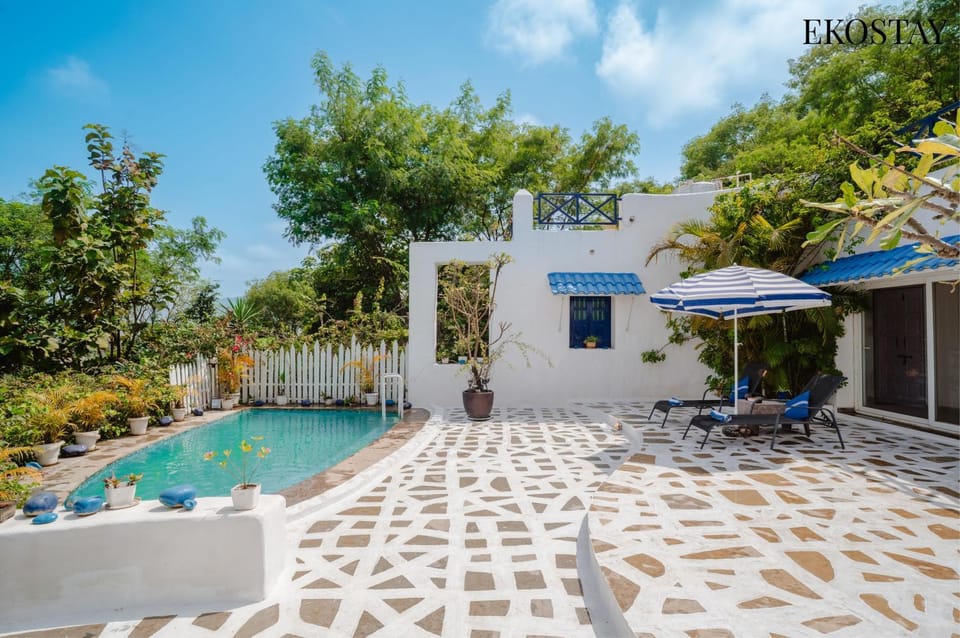 Property building, Day, Swimming pool, sunbed