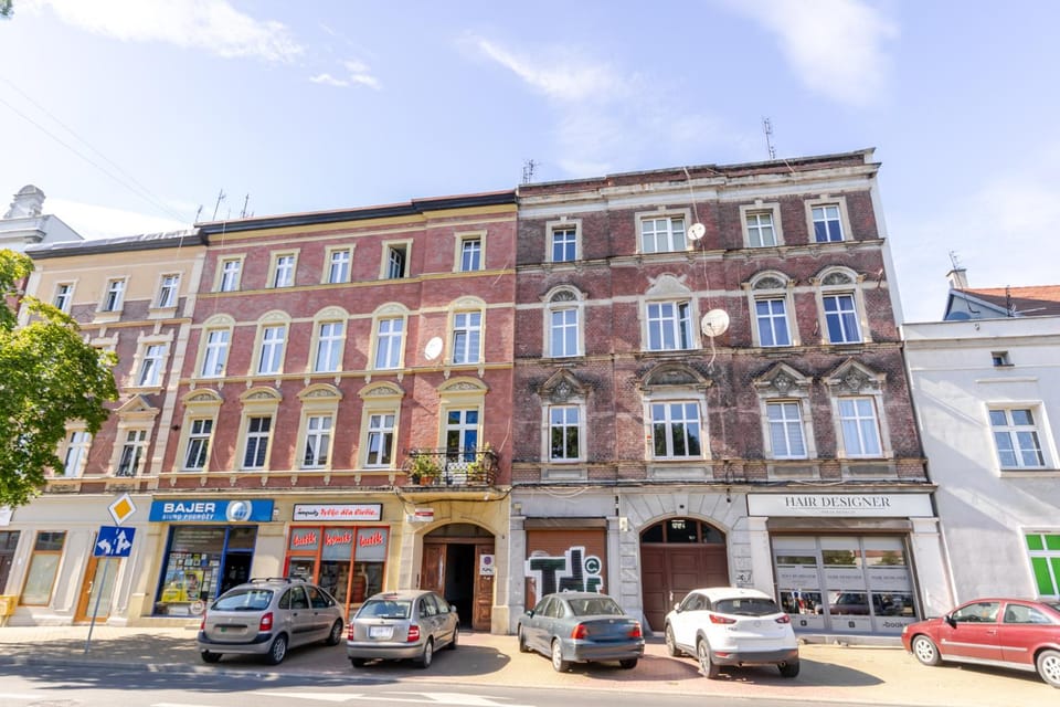 Property building, Neighbourhood, Location