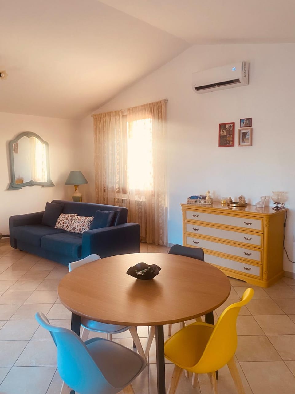 Bed, Living room, Seating area, Dining area, air conditioner