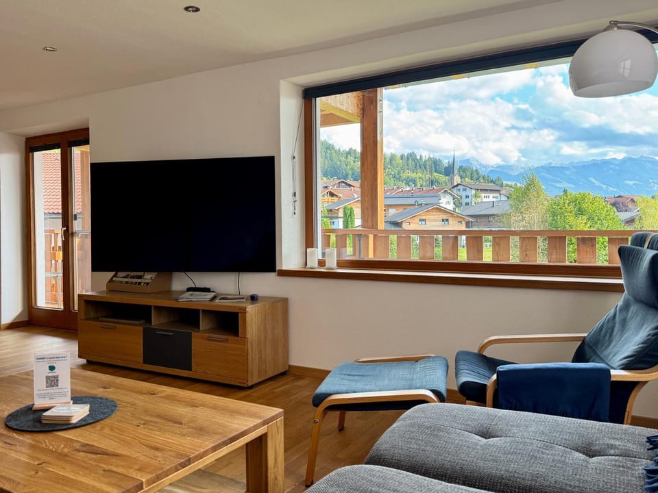 TV and multimedia, Living room, Seating area, Mountain view
