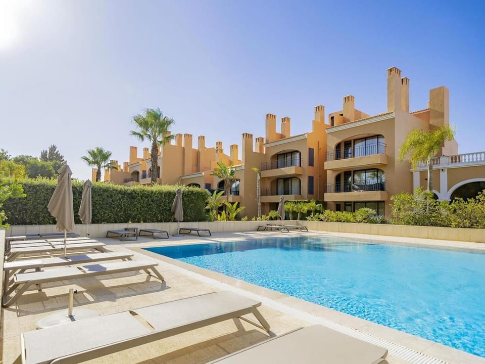 Property building, Swimming pool, sunbed