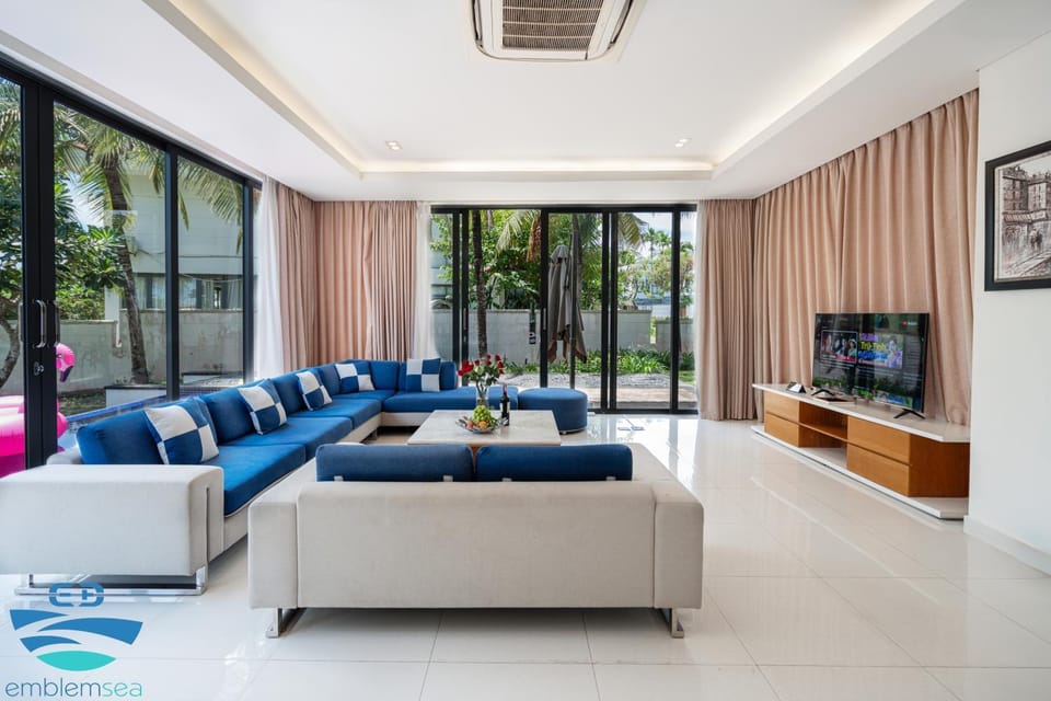 Communal lounge/ TV room, TV and multimedia, Living room, Seating area, Evening entertainment