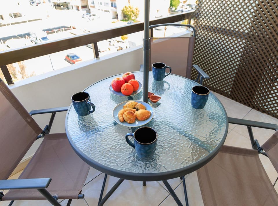 Property building, Neighbourhood, Coffee/tea facilities, View (from property/room), Balcony/Terrace, Balcony/Terrace, Dining area, City view, Street view, Breakfast, Italian breakfast, furniture, furniture