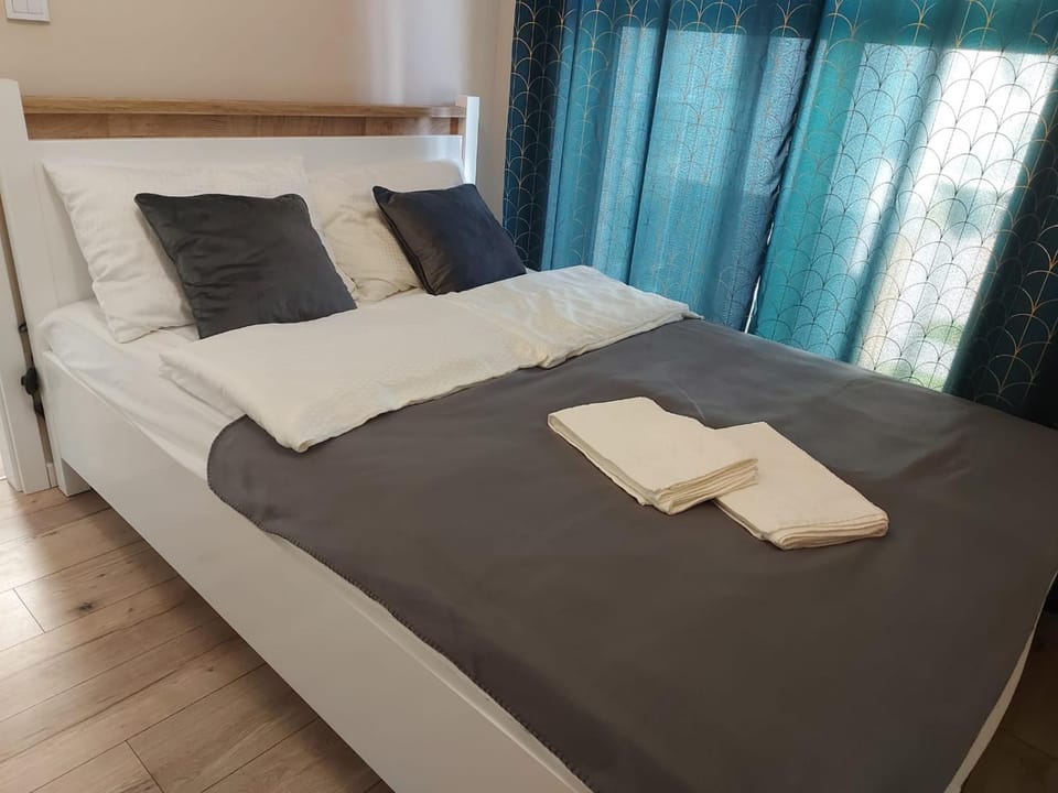 Bedroom, towels