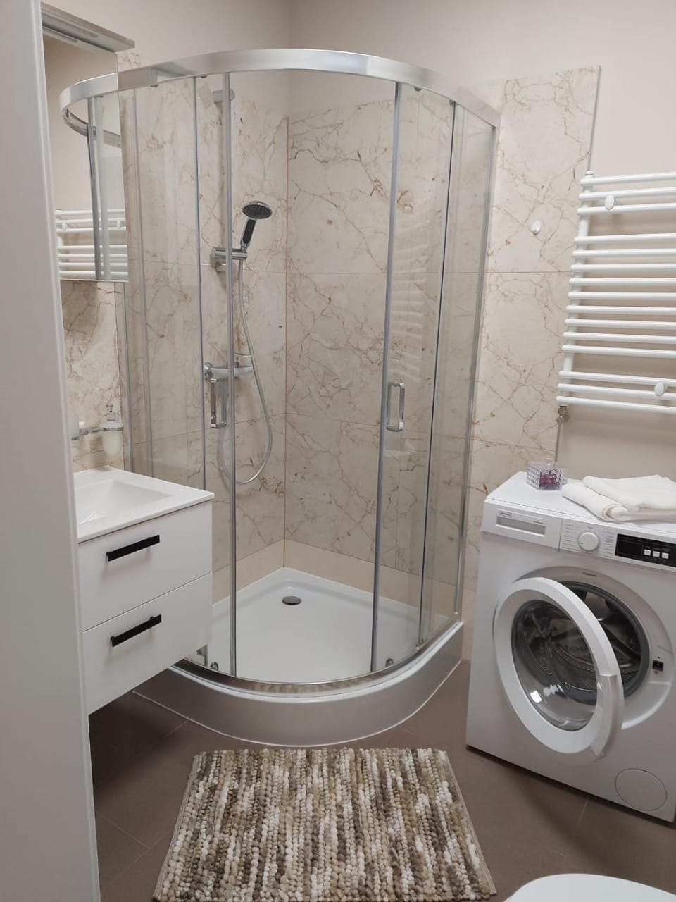 Shower, Bathroom, towels, washing machine