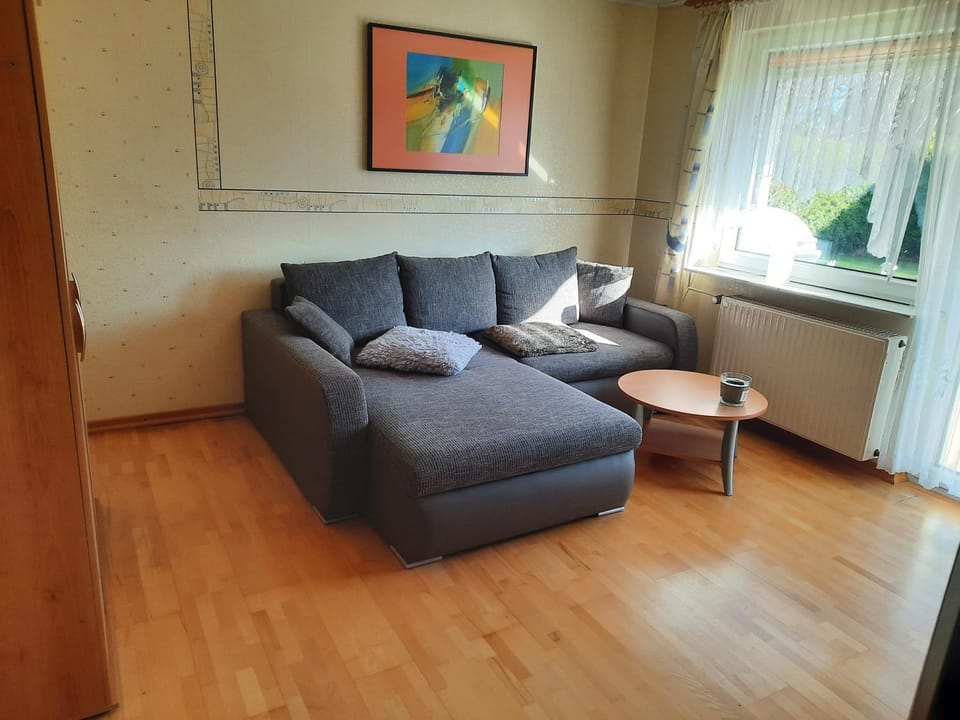 TV and multimedia, Living room, Seating area, Bedroom