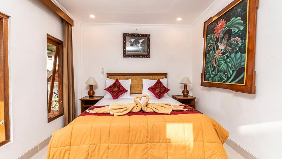 Bed, Photo of the whole room, Decorative detail, Bedroom, towels