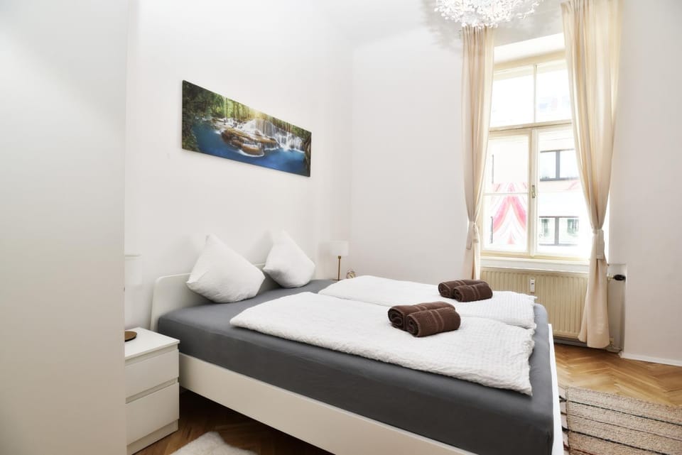 Photo of the whole room, Bedroom, towels