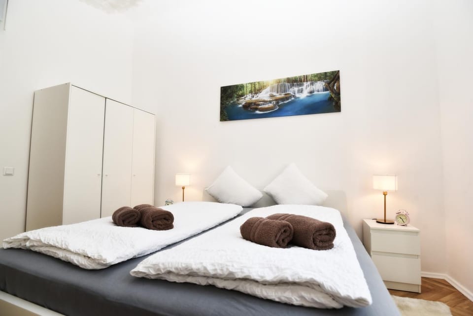 Bed, Photo of the whole room, towels, wardrobe