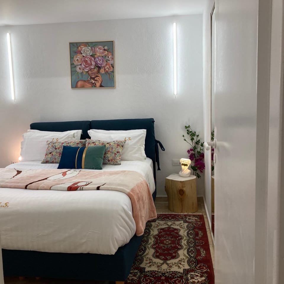 Bed, Photo of the whole room, Decorative detail, Bedroom