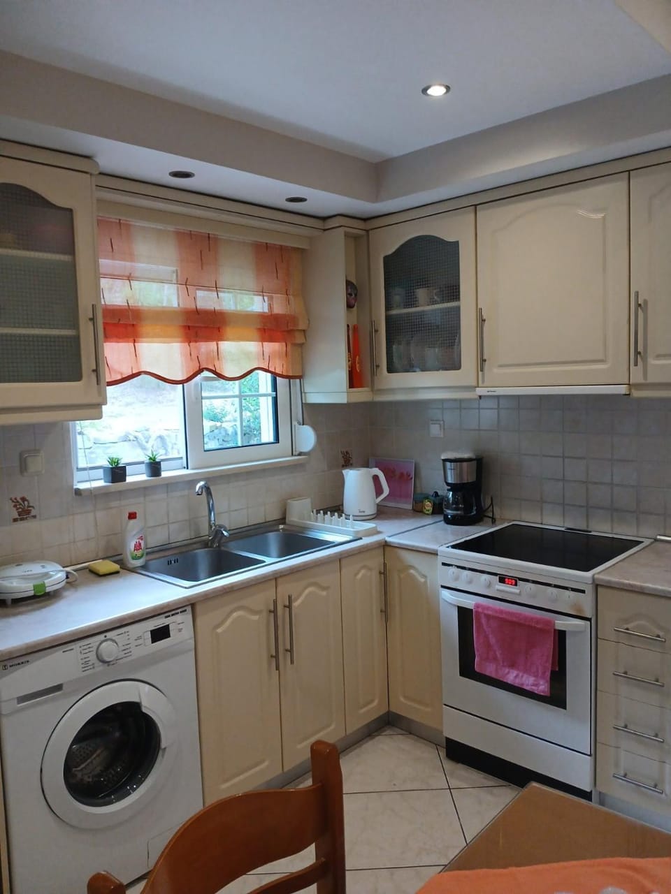Coffee/tea facilities, oven, stove, washing machine, kitchen