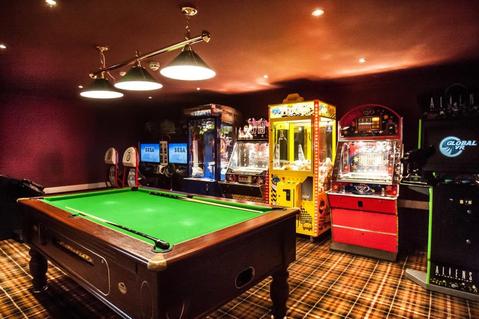 Billiard, Game Room