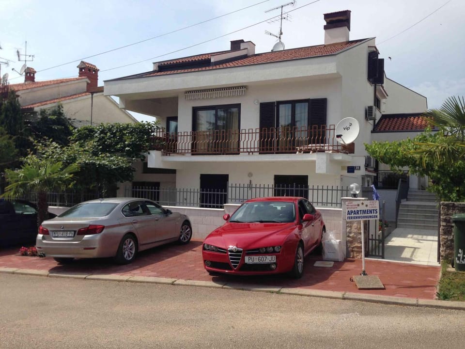 Property building, Facade/entrance, Day