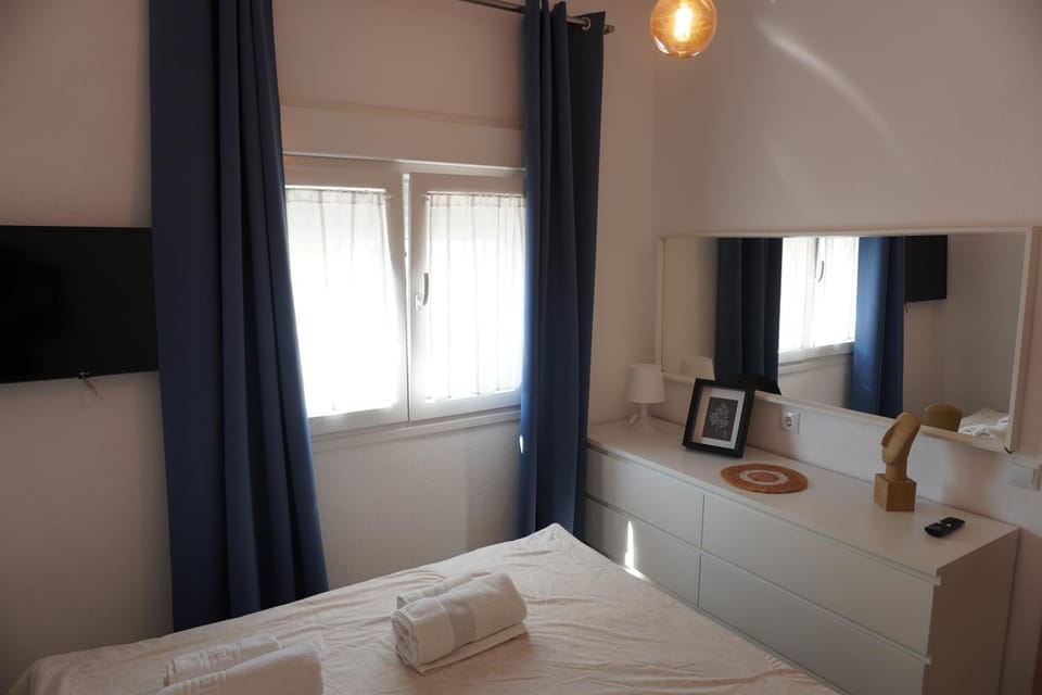 Bed, TV and multimedia, Bedroom