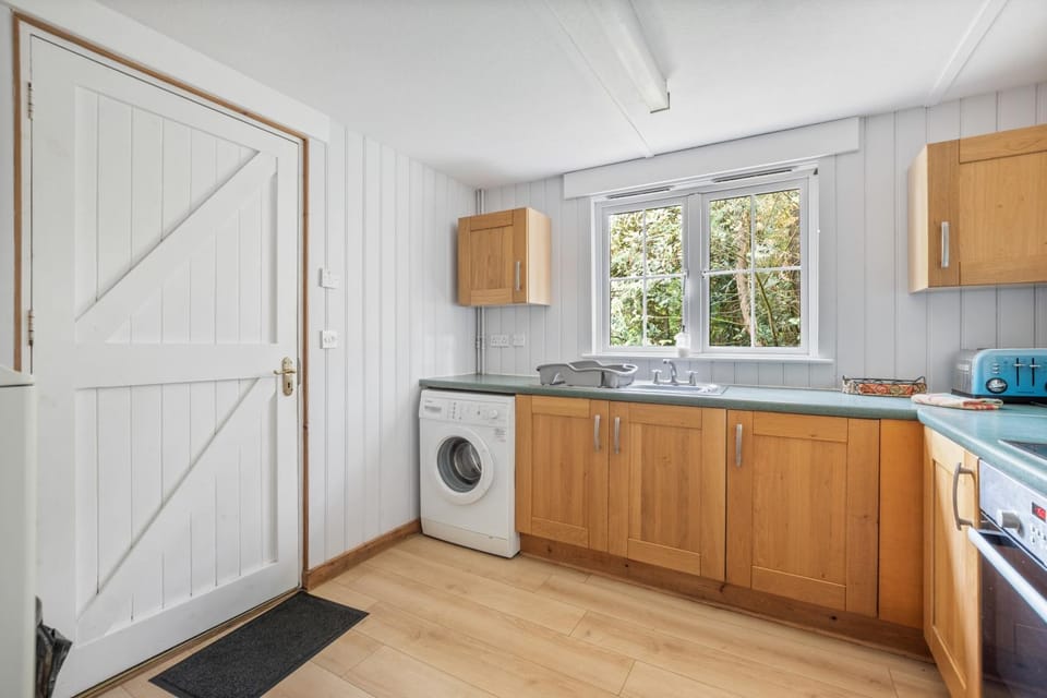 Kitchen or kitchenette, stove, washing machine