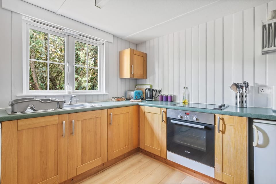 Coffee/tea facilities, Kitchen or kitchenette, oven, stove, toaster