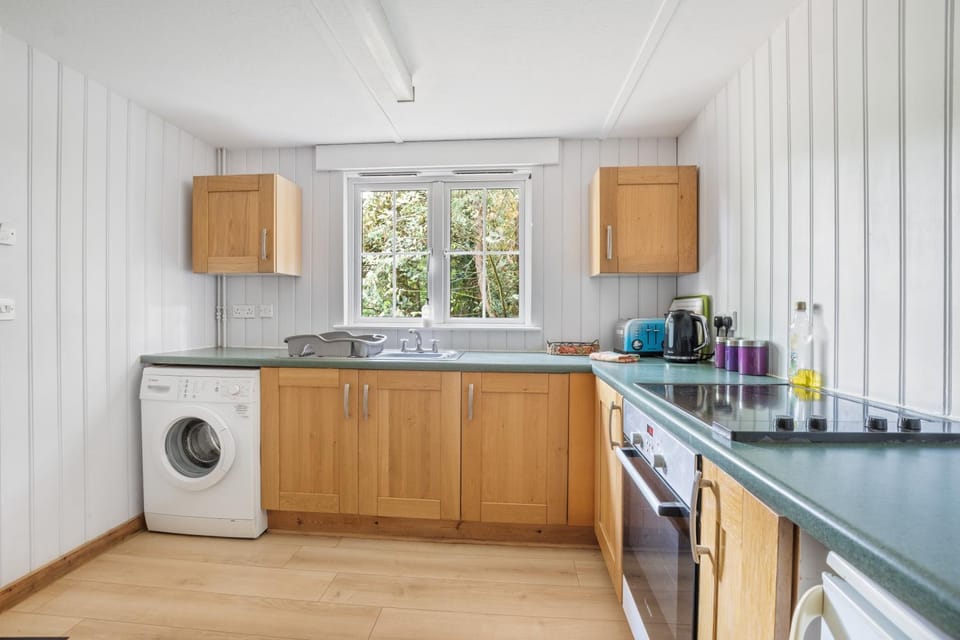 Kitchen or kitchenette, stove, washing machine